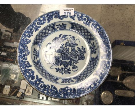 A 19TH CENTURY CHINESE BLUE AND WHITE PORCELAIN PLATE 