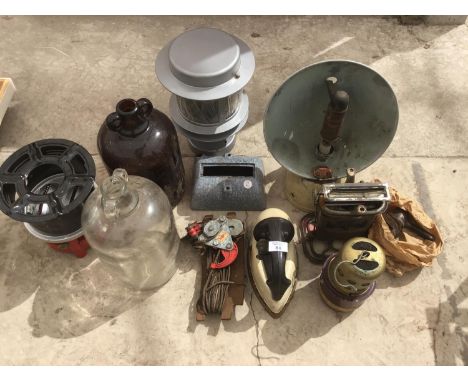 A MIXED VINTAGE LOT TO INCLUDE LAMPS, DEMI JOHNS, IRON ETC 