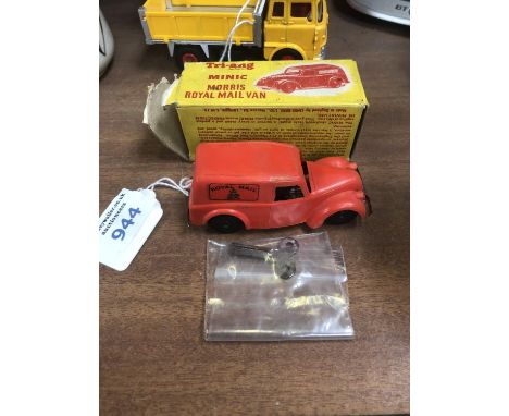 A VINTAGE BOXED TRIANG MINIC MORRIS ROYAL MAIL VAN MODEL 