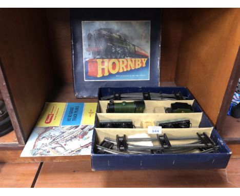 A BOXED VINTAGE HORNBY TIN PLATE TRAIN SET INCLUDING LOCOMOTIVE AND TENDER TRACK ECT 