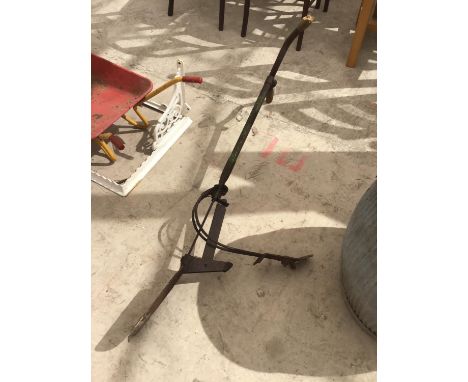 A VINTAGE PLANTER SPADE 
