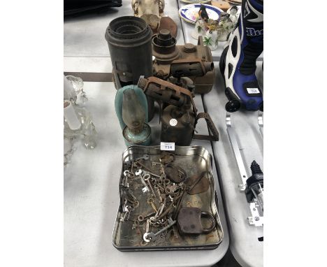VARIOUS VINTAGE ITEMS - HANDHELD BURNERS, KEYS ETC 