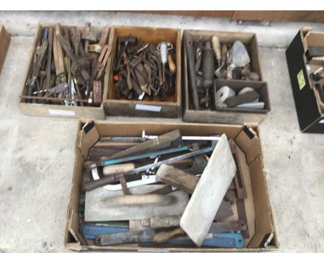 A LARGE COLLECTION OF VINTAGE TOOLS TO INCLUDE PLIERS, SNIPS, AWLS, TROWELS, SAWS AND BLADES ETC 