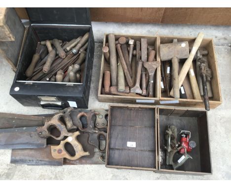 A LARGE COLLECTION OF VINTAGE TOOLS TO INCLUDE SAWS, CHISELS, RAPS, PLANES ETC 