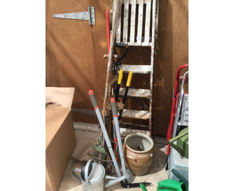 A VINTAGE FOUR STEP WOODEN STEP LADDER, VARIOUS GARDEN TOOLS TO INCLUDE RAKE, FORK, MEAUSRING STICK, EDGERS ETC ALONG WITH AN
