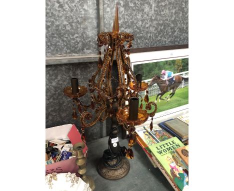A DECORATIVE AMBER GLASS TABLE LAMP 