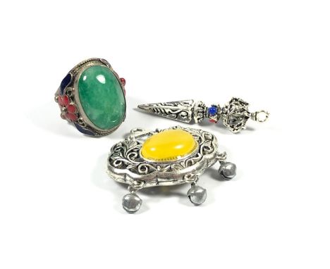 THREE ITEMS - A JADE STONE TYPE RING, MARKED, PENDANT AND FURTHER YELLOW STONE PENDANT 