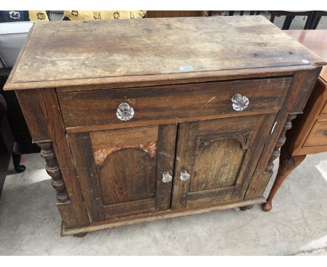 A VINTAGE PINE CUPBOARD UNIT WITH SINGLE DRAWER AND LOWER TWO DOORS 