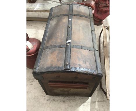 A VINTAGE WOODEN TRUNK WITH METAL STRAPPING (HANDLES A/F) 
