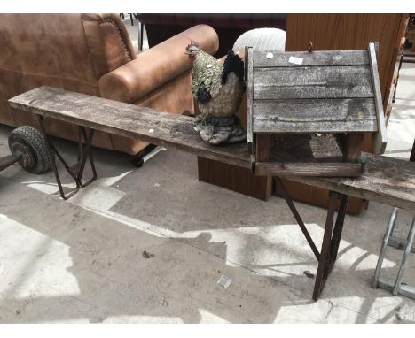 A VINTAGE WOODEN FOLDING BENCH ON METAL SUPPORTS, A HANGING BIRD TABLE AND A HEN GARDEN ORNAMENT (A/F) 