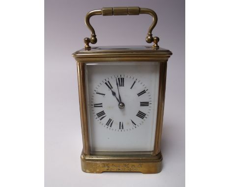 AN EARLY 20TH CENTURY BRASS CASED CARRIAGE CLOCK, the enamel face with Roman numerals and minute markers, four bevelled glass