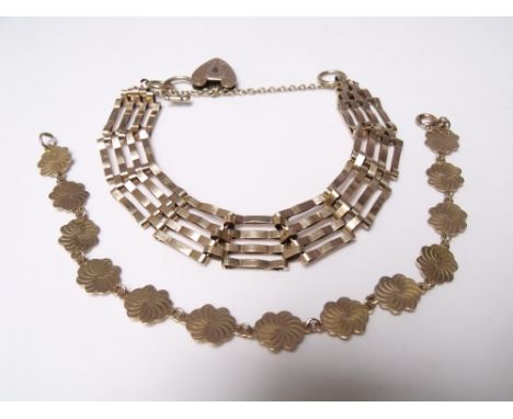 A 9CT GOLD FOUR BAR GATE BRACELET, stamped .375 to each four bar panel, the heart shaped clasp with scrolling decoration to o
