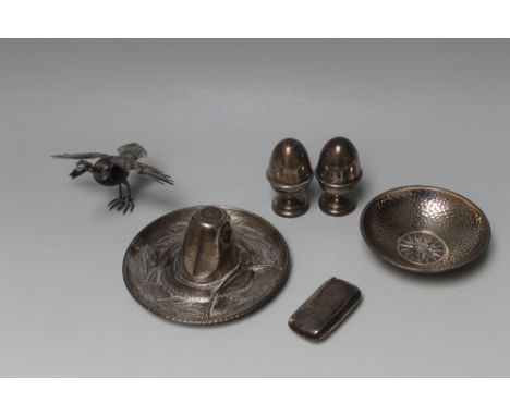 A COLLECTOR'S LOT OF SILVER TO INCLUDE TWO NOVELTY EGG IN CUP CRUETS - BIRMINGHAM 1987, a modern snuff box, a Mexican silver 