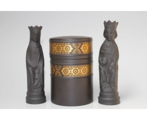 TWO WEDGWOOD BLACK JASPER CHESS PIECES - KING AND QUEEN, together with a lidded black trinket with banded gold detailing, H 1