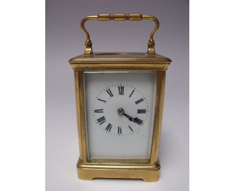 A SMALL FRENCH BRASS CARRIAGE CLOCK, enamel dial with Roman numerals, gilt brass case with carry handle, movement stamped 'Fr