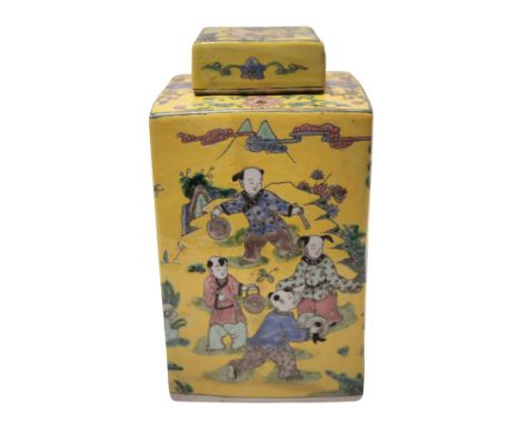  Eine sehr schöne Keramik-Porzellan Dose mit Deckel, gelb Fond und feinbemalt mit chinesischen Motiven. Provenienz: Aus dem N