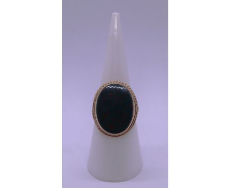 9ct gold blood stone set ring - Size M - approx gross W: 5.2g 