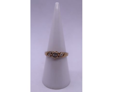 9ct gold diamond set ring - Size M 
