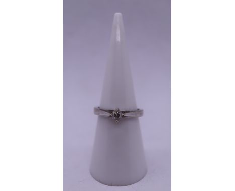 18ct white gold and diamond solitaire ring - Size M 