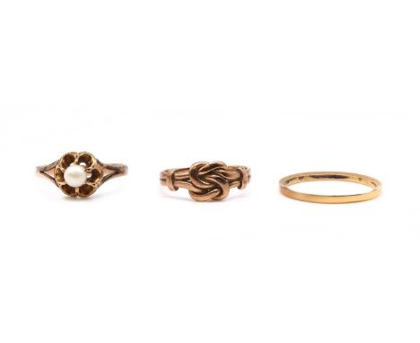 Three gold rings, comprising a 9ct gold knot ring, Chester, a gold single stone cultured pearl ring, tested as approximately 