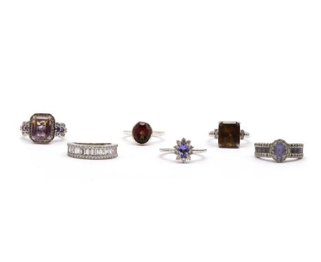 A collection of jewellery,to include a silver single stone garnet ring, a silver garnet set bracelet, a silver hollow curb li