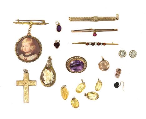 A collection of gold jewellery, to include a 9ct gold hollow engraved cross pendant, Birmingham 1901, 2.56g, a small gold rou