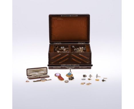 A QUANTITY OF JEWELLERY IN BROWN LEATHER JEWELLERY BOX. including an amethyst and pearl cluster brooch, a gold, turquoise ena