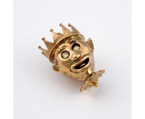 A 9CT GOLD JESTER PENDANT. with pull-out mechanism to change expressions, 3cm long, 14.7 grams.  **BP 22.5% inc VAT + Lot Fee