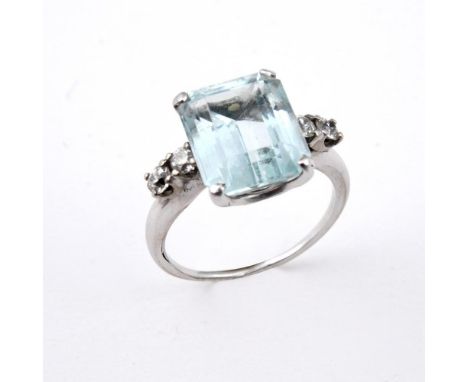 AN AQUAMARINE &amp; DIAMOND RING. the rectangular-shaped aquamarine is set with two circular-cut diamonds to each shoulder. S