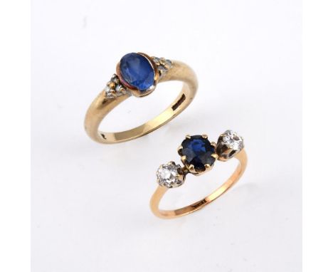 A SAPPHIRE AND DIAMOND THREE STONE RING. the oval-shaped sapphire is set with two circular-cut diamonds in 18ct gold, size I,