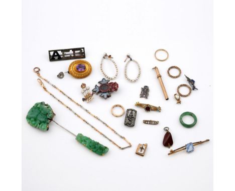 A QUANTITY OF JEWELLERY. including a Victorian amethyst and gold brooch, a foliate engraved and pierced jade jabot pin, a pai