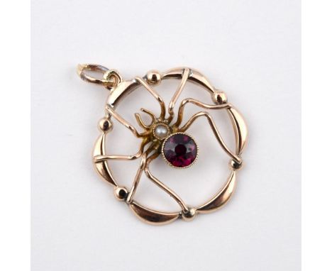 A 9CT GOLD SPIDER PENDANT. mounted with a circular-cut garnet and a small pearl, 2.1cm dia.  **BP 22.5% inc VAT + Lot Fee of 