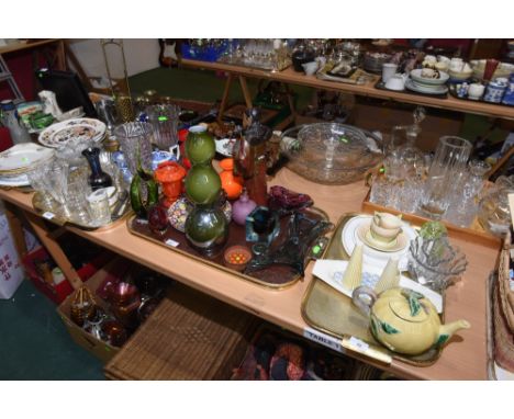 Three trays inc. Medina glass scent bottle, art glass, 1970s Hornsea pin dish inset with coloured glass, 1920s Wedgwood teacu