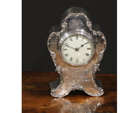 An Edwardian silver cartouche shaped mantel timepiece, 5.5cm enamel clock dial inscribed with Roman numerals, eight-day movem