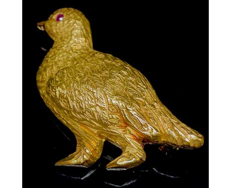 A 18ct gold grouse brooch, ruby eye, 4cm long, 10.5g gross 