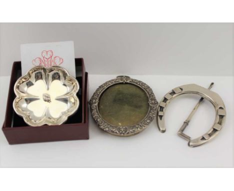 DEAKIN AND FRANCIS A LATE VICTORIAN SILVER STAND IN THE FORM OF A HORSESHOE AND CROP, Birmingham 1896, together with a STERLI