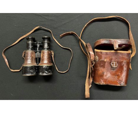 WW1 British binoculars with WD Broad Arrow and numbered 6228 maker marked "Heath &amp; Co, Crayford, London". Complete with b