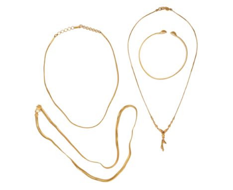 A MIXED LOT OF GOLD JEWELLERY in 22ct gold, comprising two necklaces, one pendant necklace and a bangle, all stamped 916, tot