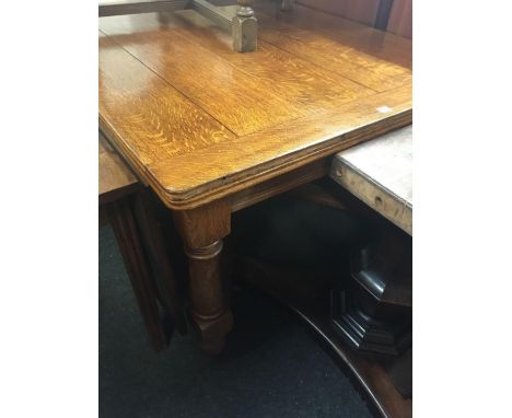 IMPRESSIVE VICTORIAN LIGHT OAK EXTENDING DINING TABLE WITH HEAVY TURNED LEGS &amp; STRETCHERS ON BRASS CASTERS - 4ft 6'' EXTE