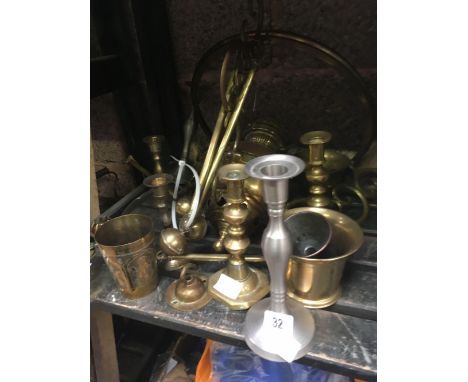 PART SHELF OF BRASS WARE INCLUDING A HANGING PARAFFIN LAMP