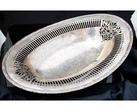 An Edwardian oval silver basket, bar pierced border, maker's mark rubbed, Birmingham 1902, 15.82ozt/492g