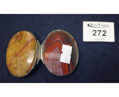 A snuff or trinket box with agate top and cover, unmarked white metal.(B.P. 24% incl. VAT) 