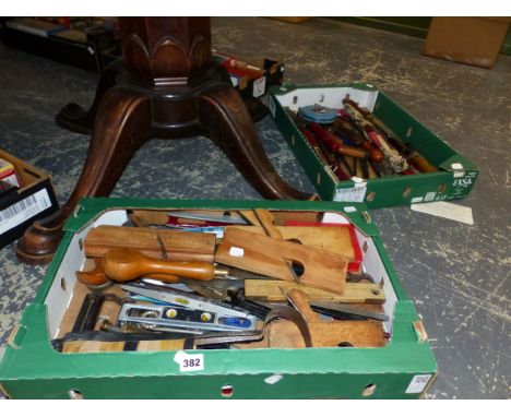 A SMALL COLLECTION OF VINTAGE CARPENTERS TOOLS ETC. 