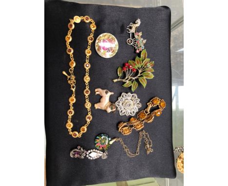 PREDOMINANTLY VINTAGE COSTUME JEWELLERY TO INCLUDE BROOCHES ETC