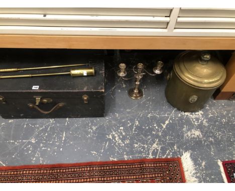 A BLACK LEATHERETTE TRUNK WITH INTERIOR TRAY, A BRASS HEARTH BRUSH, A TOASTING FORK, BRASS LIDDED COAL BIN AND AN ELECTROPLAT