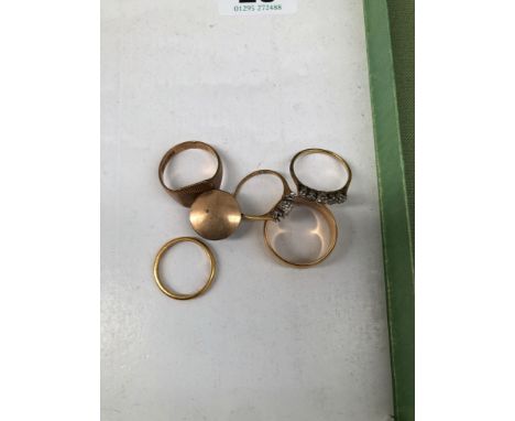 A 18ct GOLD AND DIAMOND RING TOGETHER WITH A FURTHER FIVE STONE DIAMOND RING, A 18ct WEDDING BAND AND A 22ct WEDDING BAND A 9
