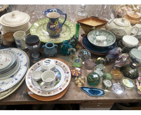 GLASS PAPERWEIGHTS, STUDIO POTTERY, TEA AND COFFEE WARES, A WORCESTER BOWL AND A NEW HALL TEA BOWL AND SAUCER
