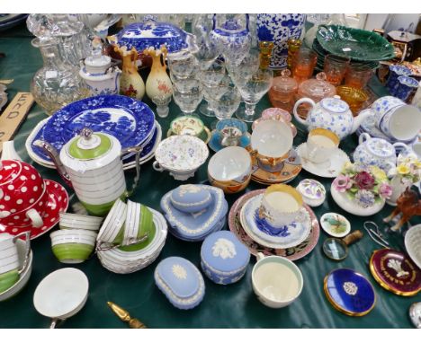 VARIOUS ANTIQUE GREEN LEAF PLATES, A BLUE AND WHITE AESTHETIC TEAPOT, CABINET CUPS, AND OTHER DECORATIVE CHINA TOGETHER WITH 