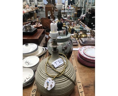 A STUDIO POTTERY TABLE LAMP TOGETHER WITH ANOTHER CHINESE JAR AND COVER AS A LAMP. 