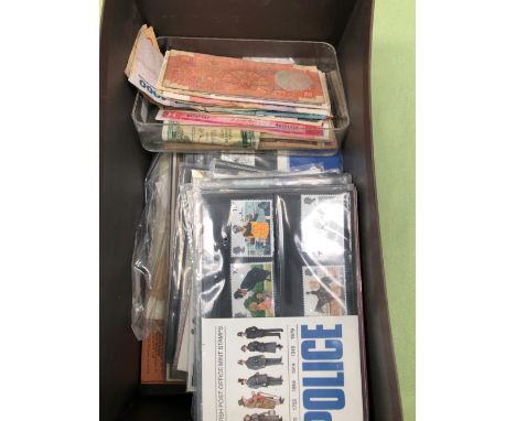 A COLLECTION OF VINTAGE 1970'S AND 1980'S FIRST DAY COVERS AND A QUANTITY OF BANK NOTES.